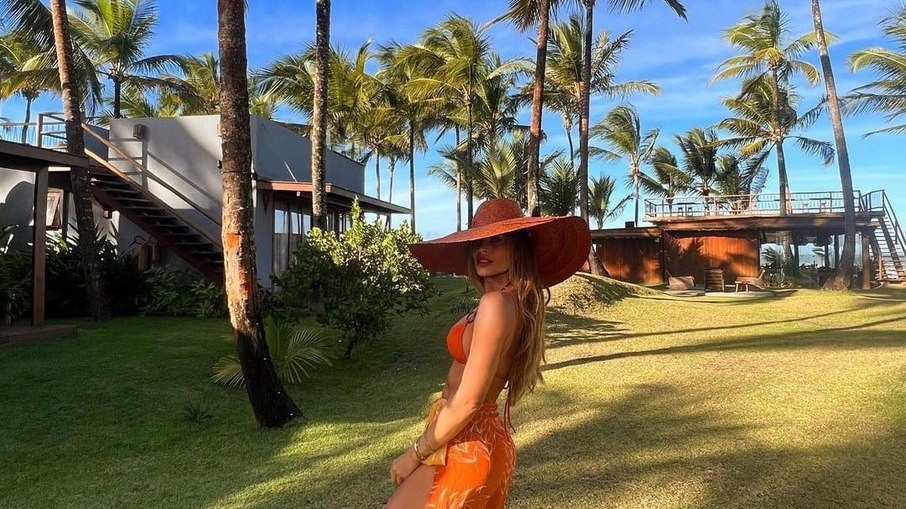 A atriz se espedou em hotel na Bahia durante suas férias 