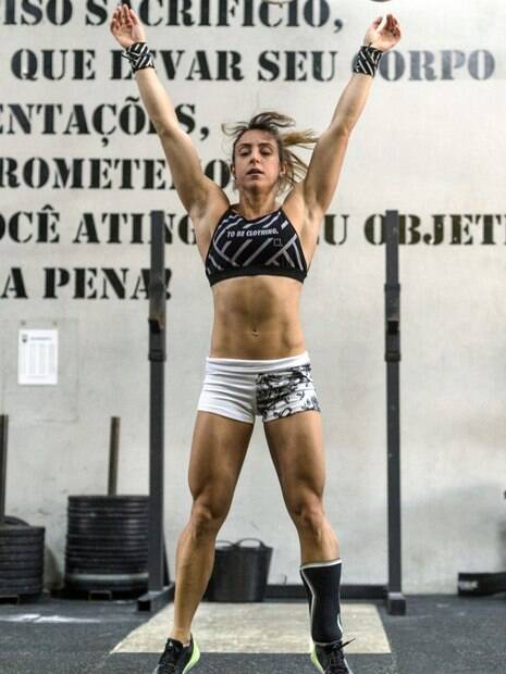 Campeão Russo Da Fitness Posou Com Troféu Em Itália Fotografia