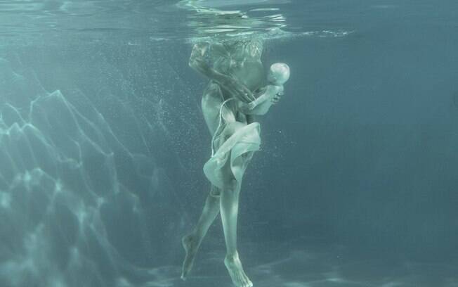 Mais uma das fotos de Natalie Lennard que representa um parto na água
