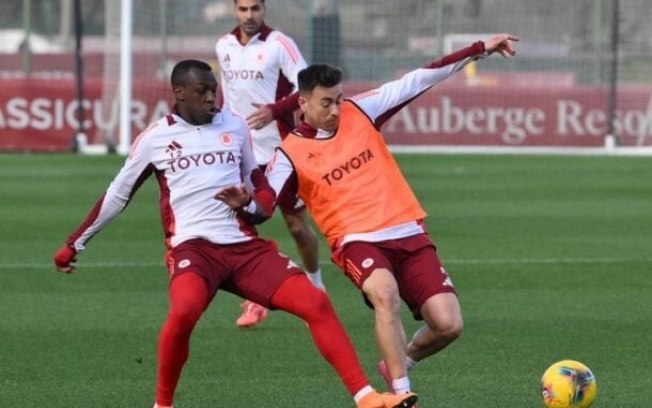 Jogadores da Roma durante treinamento da equipe Jogadores da Roma durante treinamento da equipe