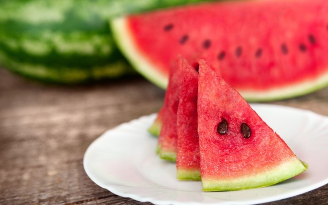 Pode comer caroço de melancia ou faz mal? Descubra de uma vez