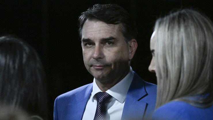 Fl%C3%A1vio%20Bolsonaro%20%C3%A9%20amea%C3%A7ado%20em%20Minas%3A%20%22Dessa%20vez%20deixa%20comigo%22