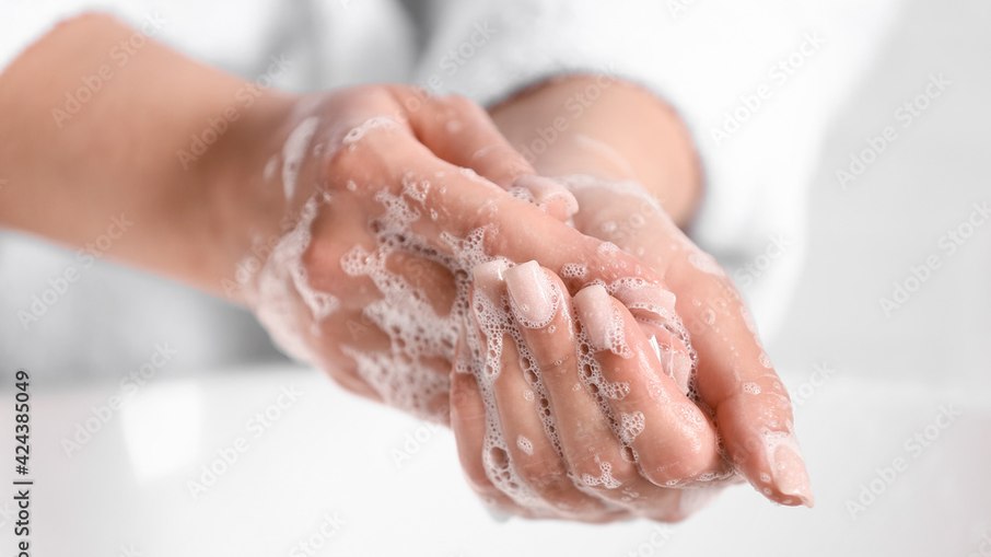 Estudo aponta que mesmo após lavarem as mãos, participantes tinham resquícios de saliva e esperma