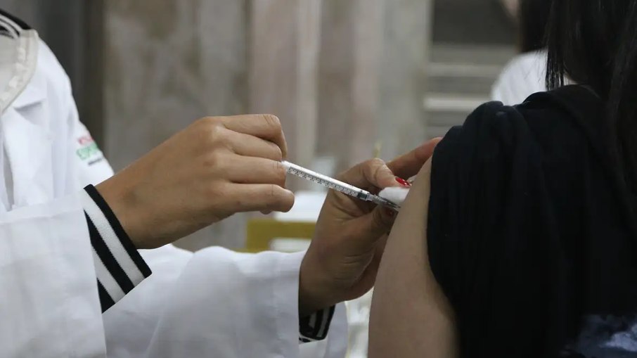 Vacinação fez o número de casos com Covid-19 desabar Vacinação fez o número de casos com Covid-19 desabar
