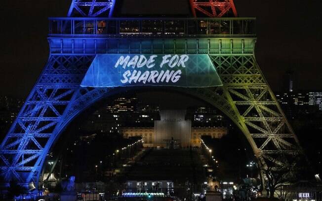 Slogan de Paris 2004 na Torre Eiffel%2C causando muita polêmica