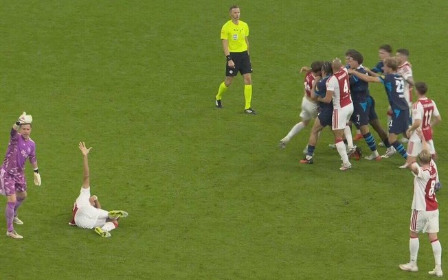 Ruben van Bommel em disputa de bola com jogador do Ajax Ruben van Bommel em disputa de bola com jogador do Ajax