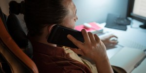 Mulher perde R$ 83 mil após golpe com voz clonada da filha