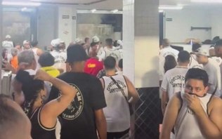 Torcedores do Santos tentam invadir sala de imprensa após jogo