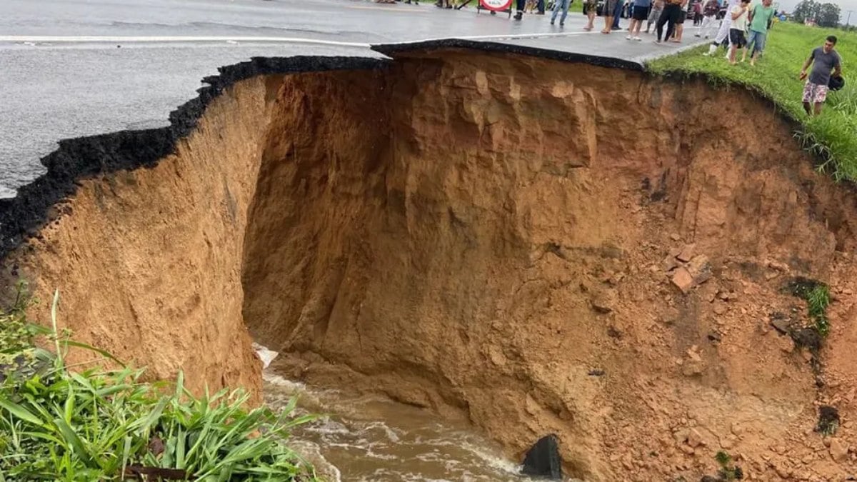 Crateras se abriu em trecho da BR-101 em Aracruz