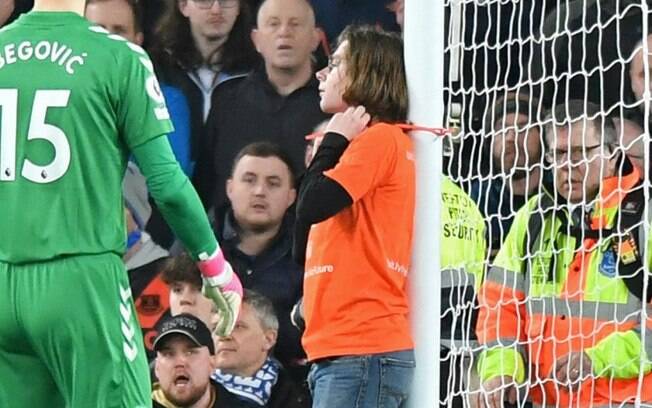 Na Premier League, jovem prende o pescoço na trave durante o jogo entre Everton e Newcastle