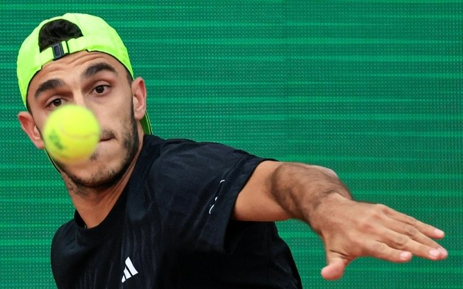 O argentino Francisco Cerúndolo durante sua partida do Masters de Monte Carlo contra o espanhol Carlos Alcaraz, em 9 de abril de 2025. O argentino Francisco Cerúndolo durante sua partida do Masters de Monte Carlo contra o espanhol Carlos Alcaraz, em 9 de abril de 2025.