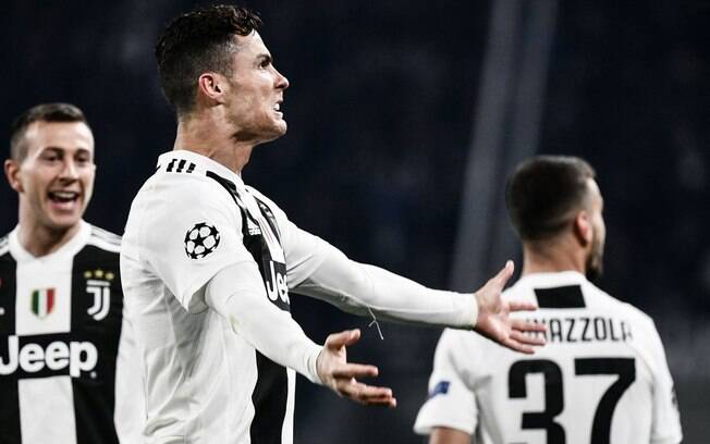 Cristiano Ronaldo comemora um de seus três gols pela Juventus diante do Atlético de Madri