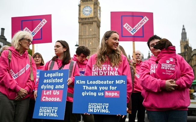 Manifestantes defendem legalização da morte assistida, em 16 de outubro de 2024, em frente ao Parlamento britânico, em Londres