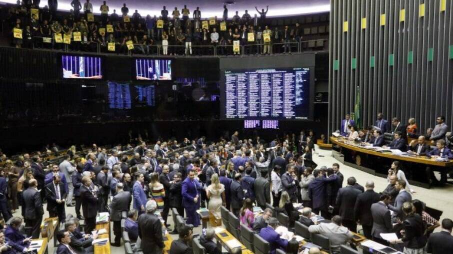 Taxistas e agentes funerários ganham prioridade na vacinação contra a covid-19