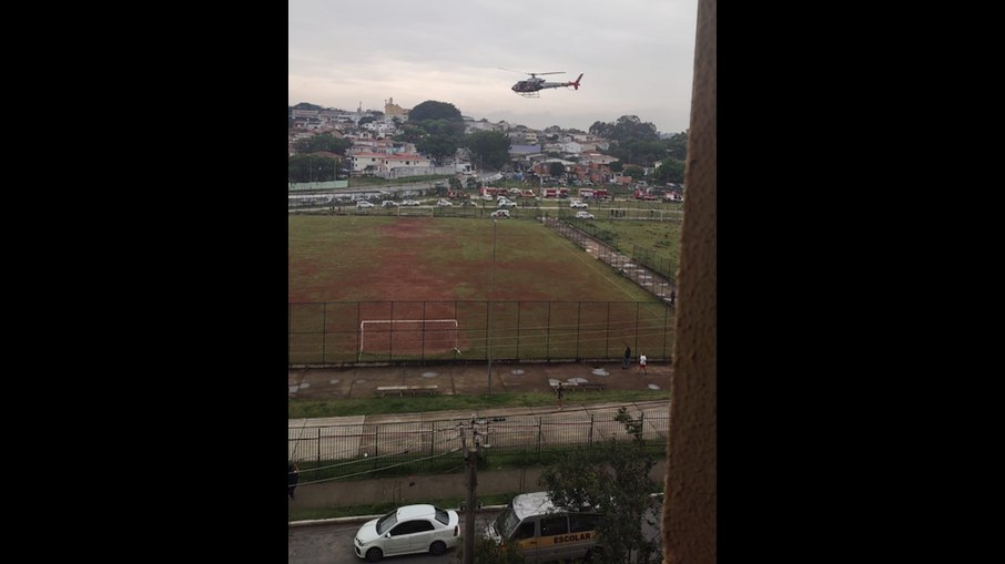 Helicóptero indo ao local do acidente