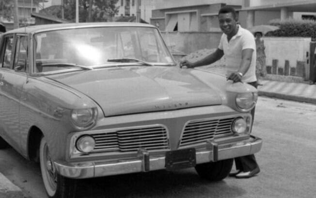 Pelé recebeu a primeira unidade do Aero Willys em 1963, entre os carros de jogadores, como prêmio das suas conquistas