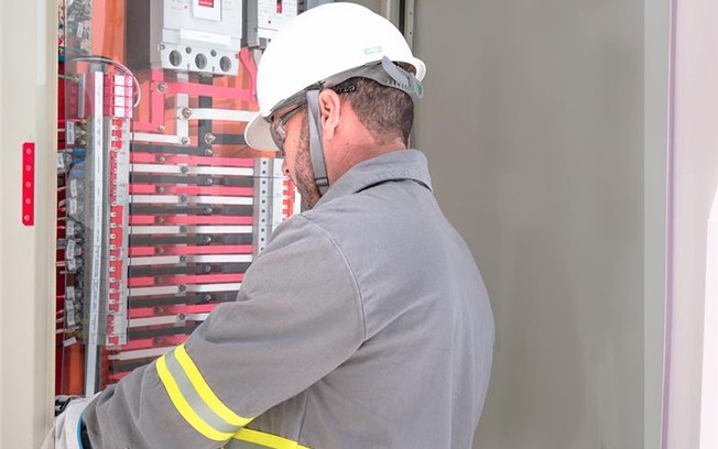 Surtos elétricos causam danos irreversíveis a equipamentos Surtos elétricos causam danos irreversíveis a equipamentos