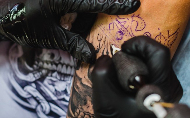 Tatuagens podem ser realizadas com diferentes técnicas