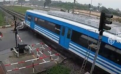 Argentina: trem colide com carro preso e deixa 2 feridos