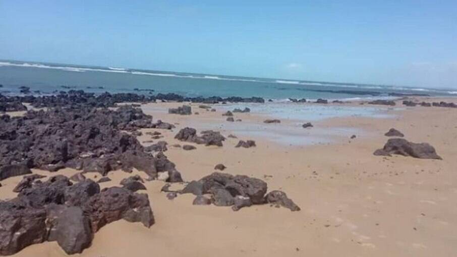 Manchas de óleo cru em praia do Rio Grande do Norte