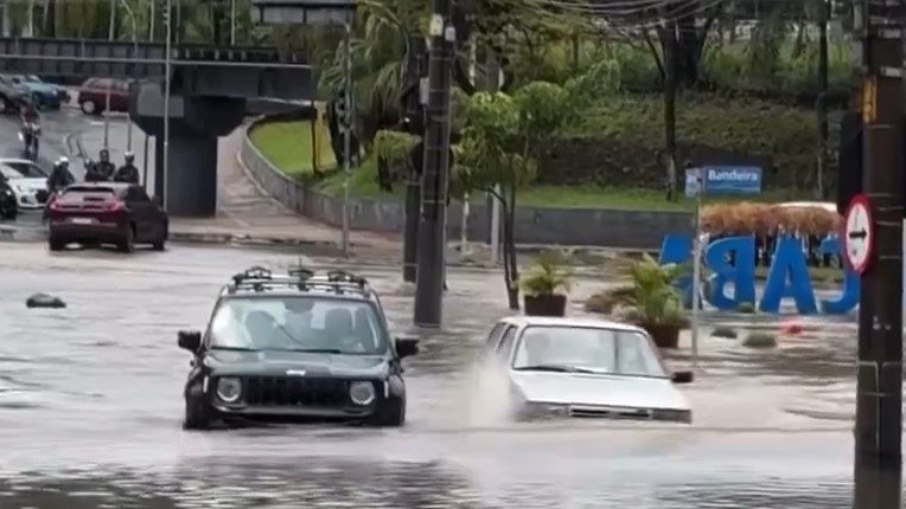 Uno ultrapassa Jeep Renegade em enchente