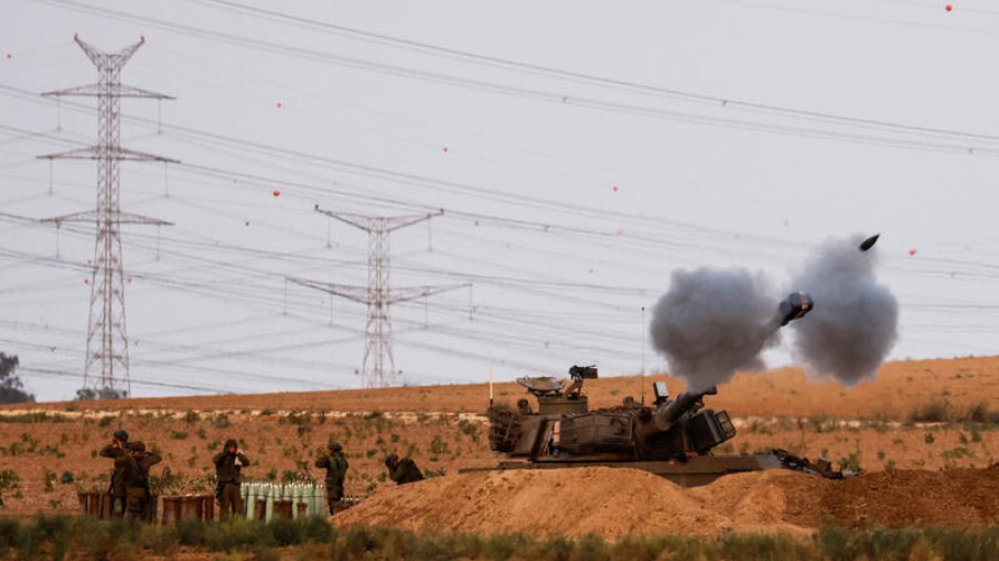 Soldados israelenses lançam mísseis na fronteira de Gaza