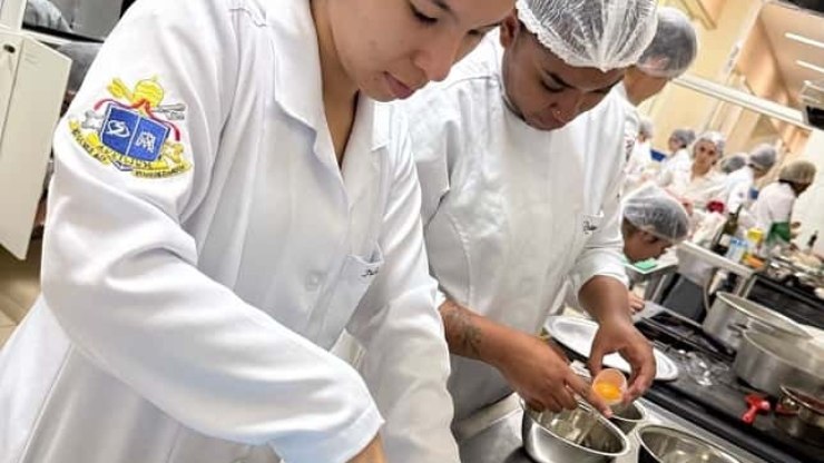 Acadêmicos de Nutrição vivem experiência real de gestão em restaurante temático
