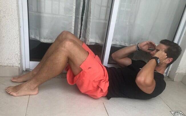 Treino funcional: para realizar o abdominal, é preciso deitar em uma superfície reta e tomar cuidado ao subir a cabeça Treino funcional: para realizar o abdominal, é preciso deitar em uma superfície reta e tomar cuidado ao subir a cabeça