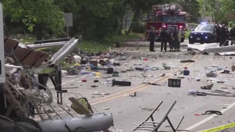 Destroços na pista após explosão de caminhão em Chicago Destroços na pista após explosão de caminhão em Chicago