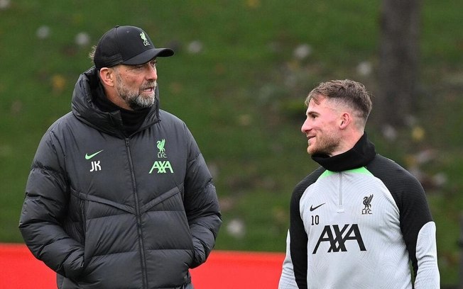 Klopp em ação durante o treino deste sábado do Liverpool 