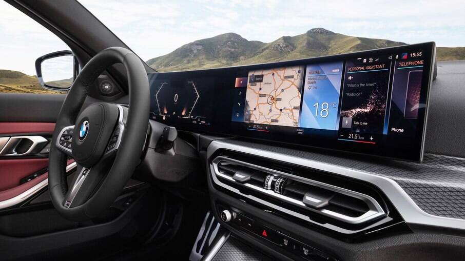 A longa tela de alta resolução sensível ao toque é o principal destaque do interior renovado do BMW Série 3 2023