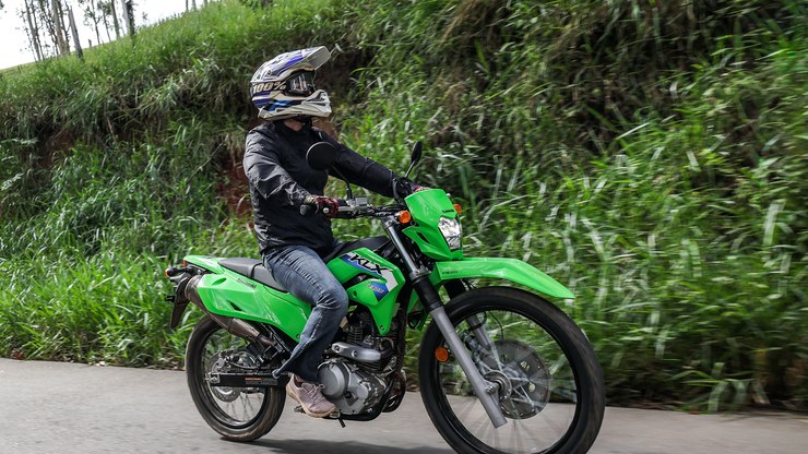 Kawasaki KLX230 2027 chega ao Brasil em três versões
