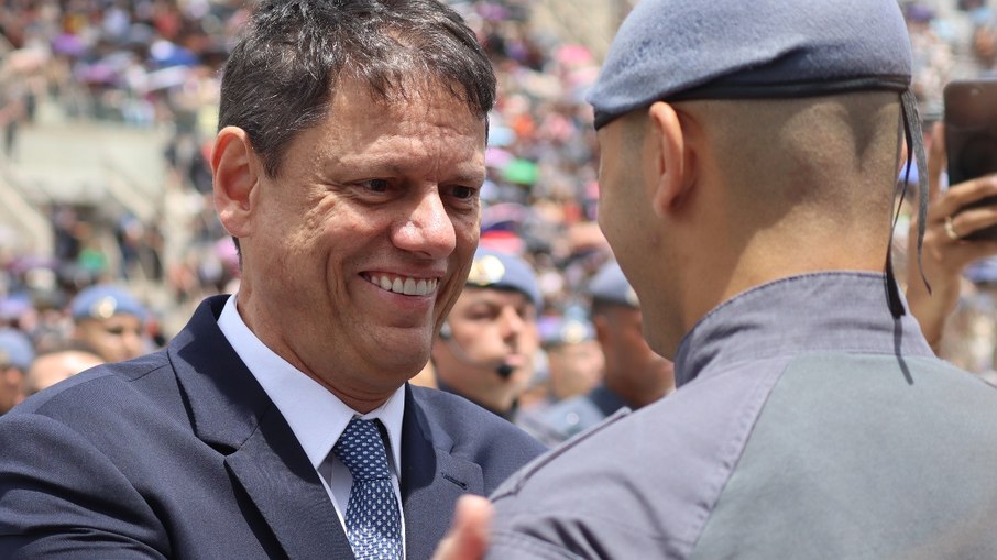 Tarcísio condecorando o soldado Rizo, primeiro aluno da turma Tarcísio condecorando o soldado Rizo, primeiro aluno da turma