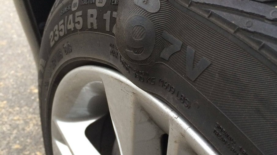 Bolhas nos pneus: Se houver alguma em seu pneu, troque-o imediatamente e reveja os seus cuidados ao volante