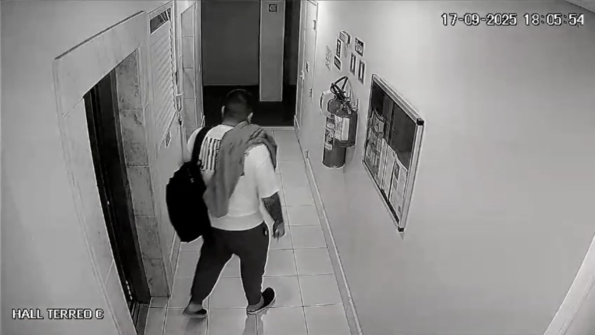 O suspeito saindo do condomínio da vítima, em Campinas, após levar jóias avaliadas em R$ 50 mil O suspeito saindo do condomínio da vítima, em Campinas, após levar jóias avaliadas em R$ 50 mil