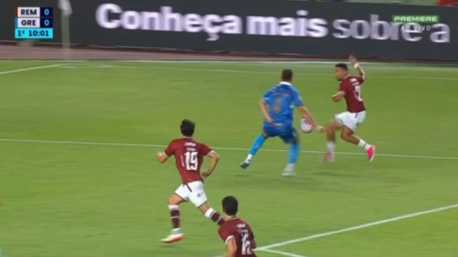 Lance em que a bola toca na mão de Kannemann dentro da área Lance em que a bola toca na mão de Kannemann dentro da área