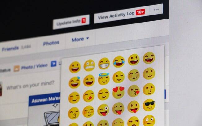 De acordo com o Facebook, usuários costumam incluir em suas mensagens um emoji relacionado a situações alegres