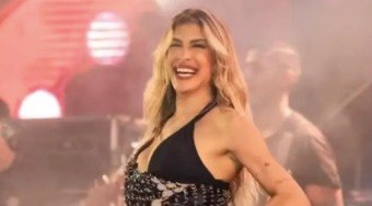 Lore Improta parte vestido dançando: 