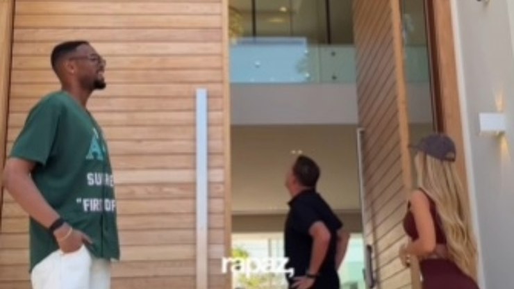Goleiro mais alto do Brasil aluga casa com porta gigante