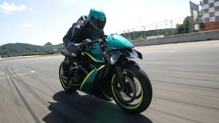 AMB 001 Pro em ação em circuito; modelo entrega 225 cv e é voltado exclusivamente para uso em pista