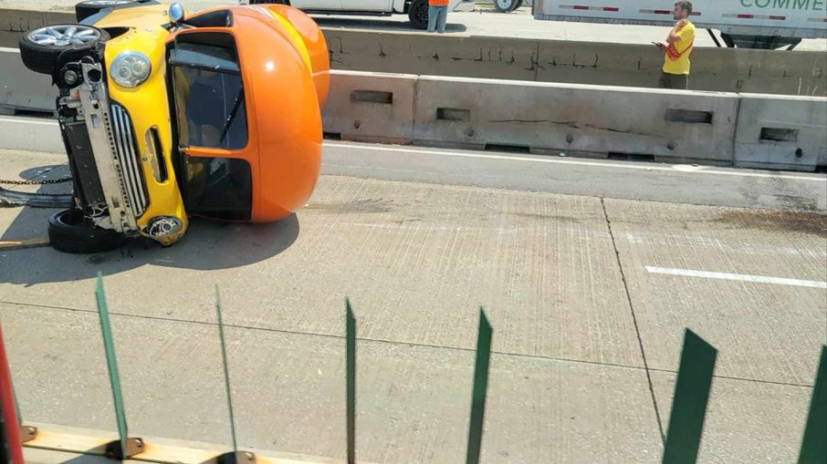 Carro de salsicha capota e paralisa trânsito em Chicago