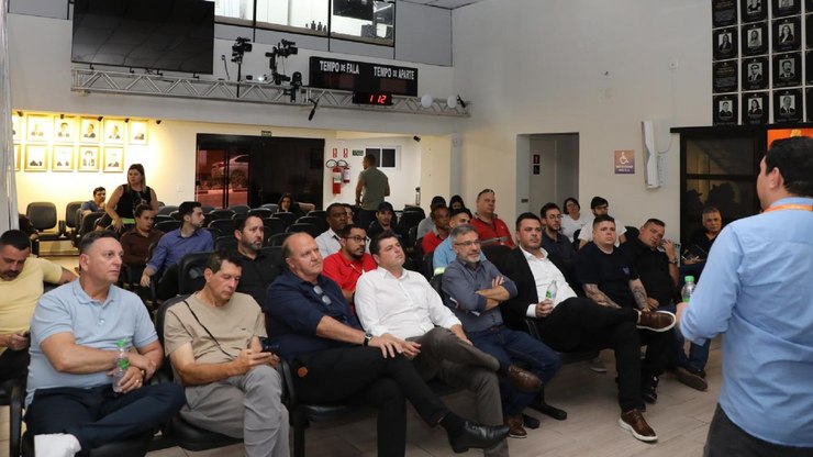 Fios acumulados nos postes serão alvo de mutirão de limpeza