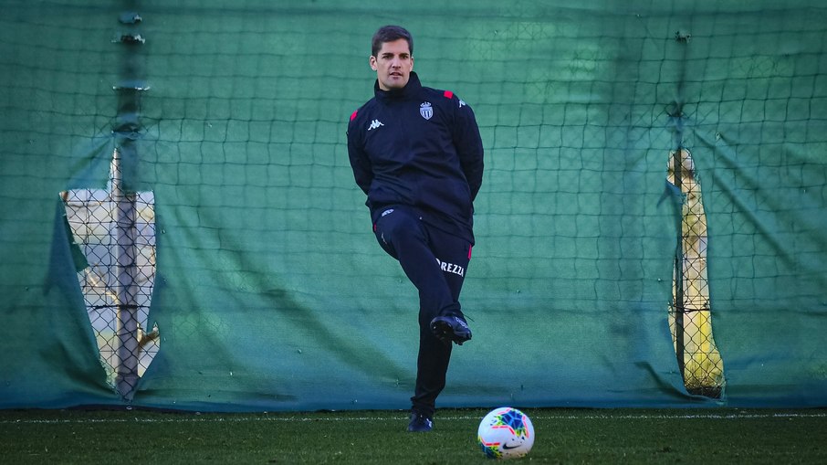 Robert Moreno comandando treino durante sua passagem pelo Monaco Robert Moreno comandando treino durante sua passagem pelo Monaco