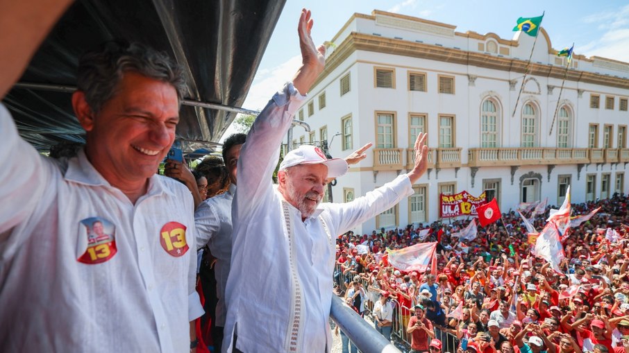 Rogério Carvalho e Lula dividiram o palanque na Praça Fausto Cardoso