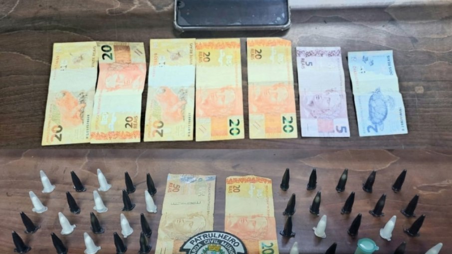 Com o homem a polícia encontrou uma quantia em dinheiro e várias porções de cocaína