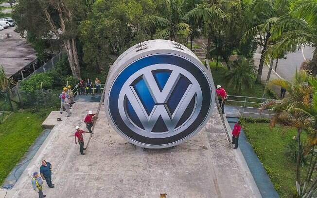 No alto da Ala 1, a 25 metros de altura, acaba de ser instalado na fábrica da Anchieta o novo logotipo da marca Volkswagen
