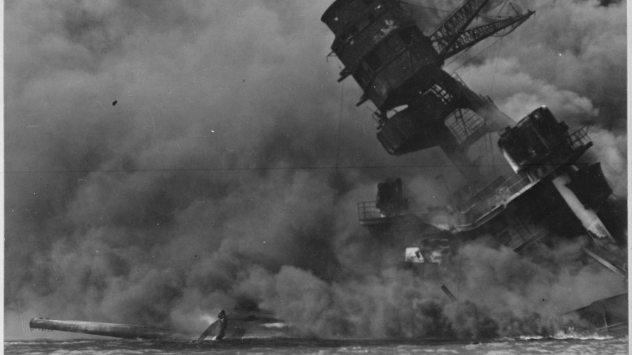 Navio USS Arizona em chamas após o ataque japonês a Pearl Harbor, em 1941.