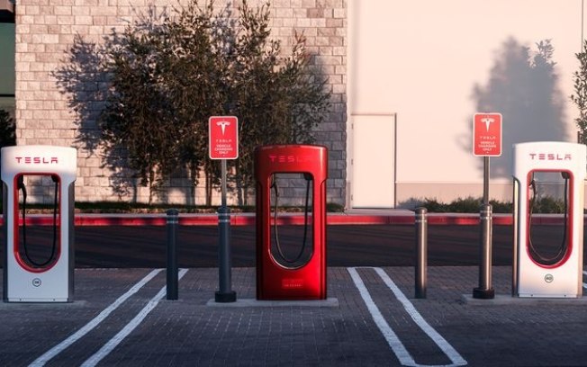 Tesla revê planos do Supercharger e vai recontratar demitidos