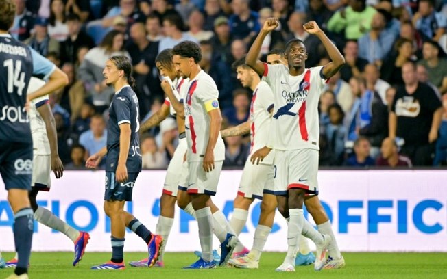 Ousmane Dembele (R) comemora depois de marcar o segundo gol do Paris Saint-Germain na vitória por 4 a 1 em Le Havre