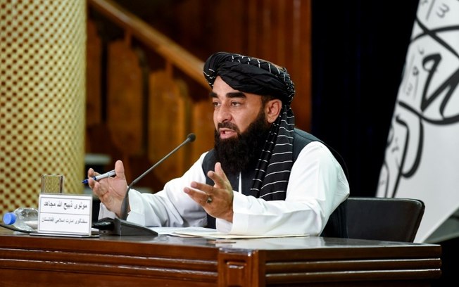 Um porta-voz do governo talibã afegão fala durante uma conferência de imprensa em Cabul, 29 de junho de 2024